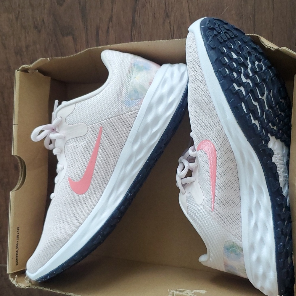 NIKE RUNNING SHOES